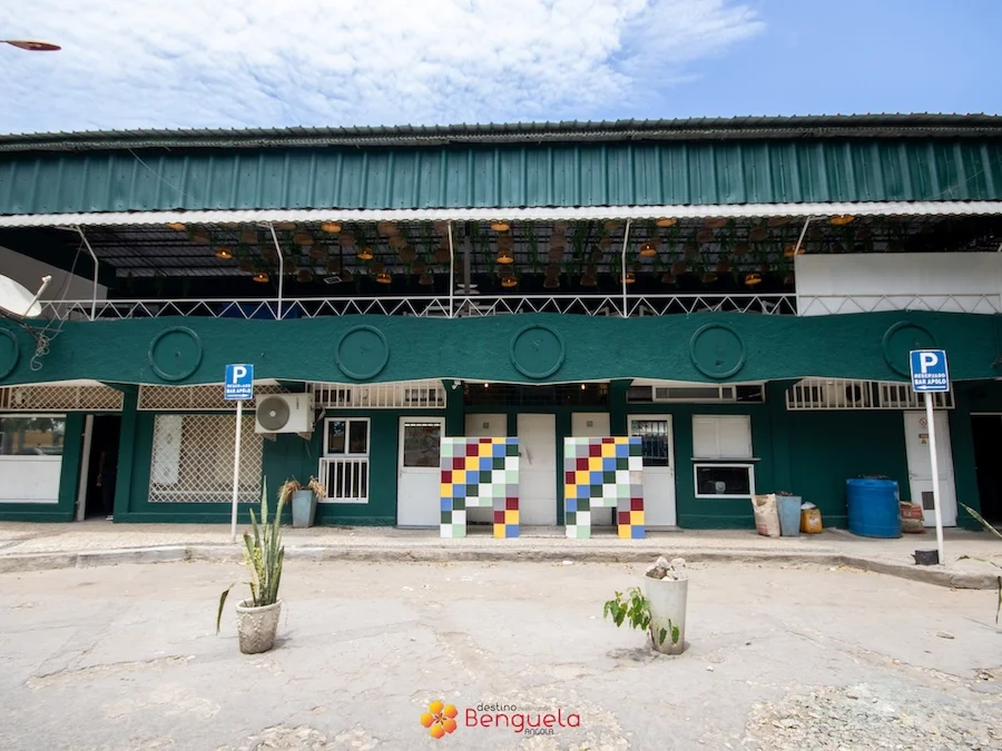 Fachada verde do Lwano Grill Space na Restinga